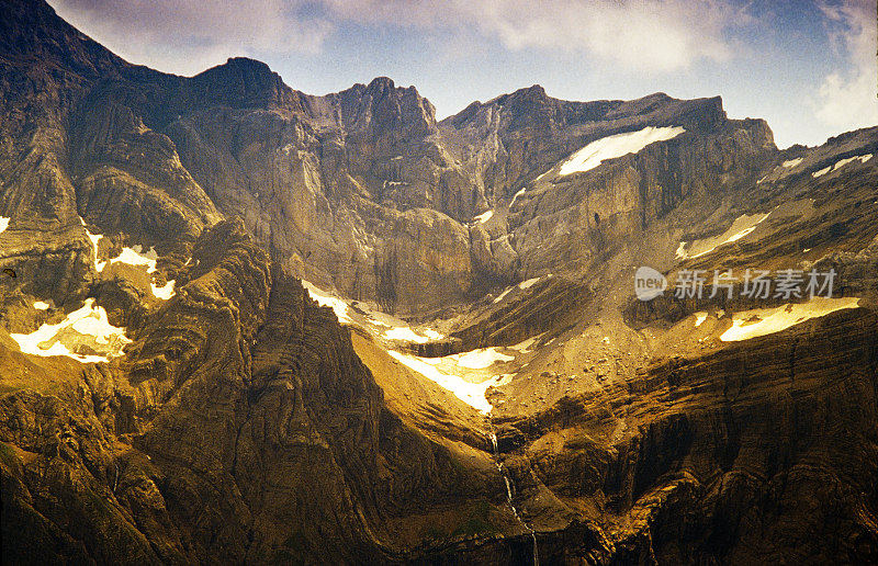 加瓦尼马戏团(Cirque de Gavarnie)是一个位于比利牛斯山中部、法国西南部、靠近西班牙边境的马戏团。它位于加瓦尔尼公社、Hautes-Pyrénées省和比利牛斯国家公园内